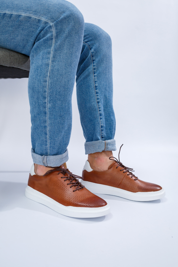 Modern sneaker designed for comfort and everyday movement.