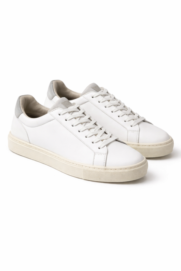 MINIMAL WHITE SNEAKERS