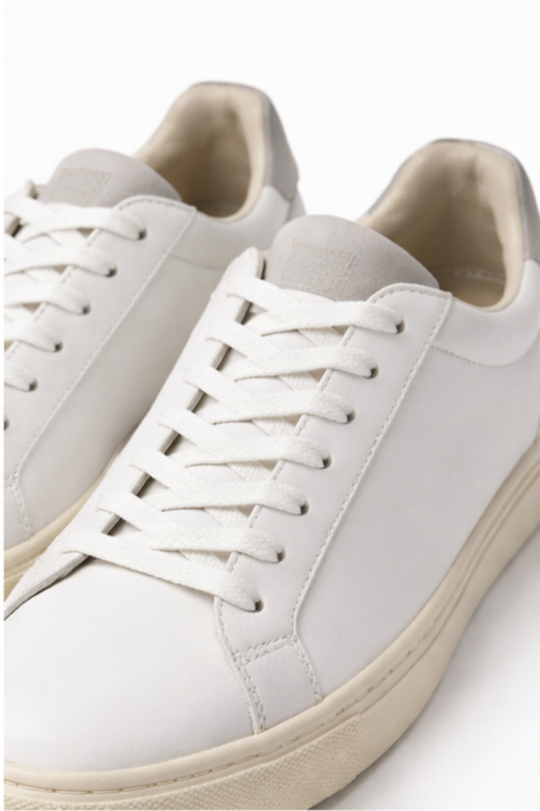 MINIMAL WHITE SNEAKERS
