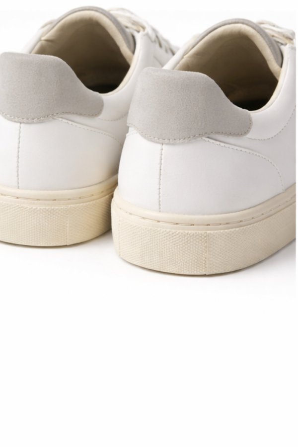 MINIMAL WHITE SNEAKERS